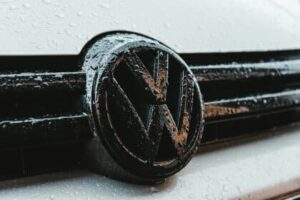 Volkswagen révolutionne le marché avec sa berline 100% électrique et investit un milliard de dollars dans les VE en Chine !