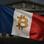 Le drapeau français et le symbole Bitcoin fusionnés, symbolisant le projet de réserve stratégique de 420 000 Bitcoins.