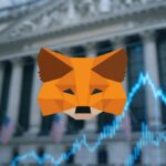Le logo du renard de MetaMask devant la Bourse de New York, symbolisant l'entrée en bourse (IPO) de Consensys.