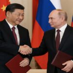 Xi Jinping et Vladimir Poutine se serrent la main après la signature de 20 accords stratégiques entre la Chine et la Russie en septembre 2025.