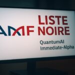 La liste noire de l'AMF (Autorité des marchés financiers) affichée sur un écran, listant des plateformes crypto frauduleuses comme QuantumAI.