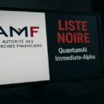 La liste noire de l'AMF (Autorité des marchés financiers) affichée sur un écran, listant des plateformes crypto frauduleuses comme QuantumAI.