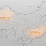 Une photo conceptuelle d'une carte de la Chine montrant les provinces du Xinjiang et du Sichuan illuminées, symbolisant la résurgence du minage de Bitcoin (hashrate) en 2025.