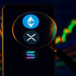 Illustration des cryptos les plus recherchées en 2025, montrant les logos d'Ethereum, XRP et Solana sous une loupe.