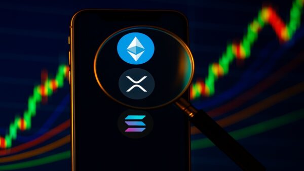 Illustration des cryptos les plus recherchées en 2025, montrant les logos d'Ethereum, XRP et Solana sous une loupe.