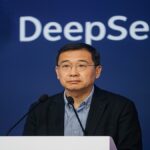 Chen Deli, chercheur chez DeepSeek, à la Conférence de Wuzhen (nov 2025), prévenant de l'impact de l'IA sur l'emploi.