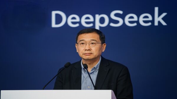 Chen Deli, chercheur chez DeepSeek, à la Conférence de Wuzhen (nov 2025), prévenant de l'impact de l'IA sur l'emploi.