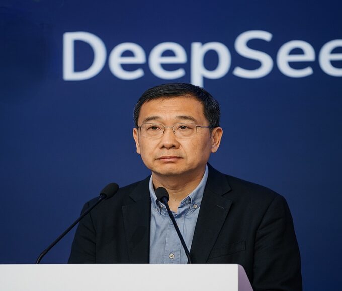 Chen Deli, chercheur chez DeepSeek, à la Conférence de Wuzhen (nov 2025), prévenant de l'impact de l'IA sur l'emploi.