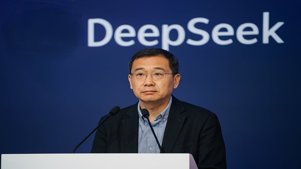 Chen Deli, chercheur chez DeepSeek, à la Conférence de Wuzhen (nov 2025), prévenant de l'impact de l'IA sur l'emploi.