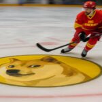 Le logo Dogecoin sur la patinoire du club de hockey HC Sierre, symbolisant le partenariat.