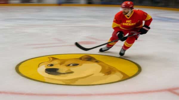 Le logo Dogecoin sur la patinoire du club de hockey HC Sierre, symbolisant le partenariat.