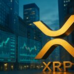 Le logo XRP devant le taureau de Wall Street, symbolisant le lancement du premier ETF XRP spot aux États-Unis en novembre 2025.