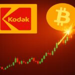 Graphique boursier explosif montrant la flambée des actions Kodak, avec un symbole Bitcoin en arrière-plan pour illustrer la volatilité des marchés.