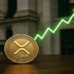 Un logo XRP devant un bâtiment boursier, symbolisant le lancement des ETF spot et la hausse du prix.