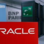Le logo Oracle devant un data center, illustrant le prêt de 18 milliards $ (nov 2025) pour le projet IA Stargate.