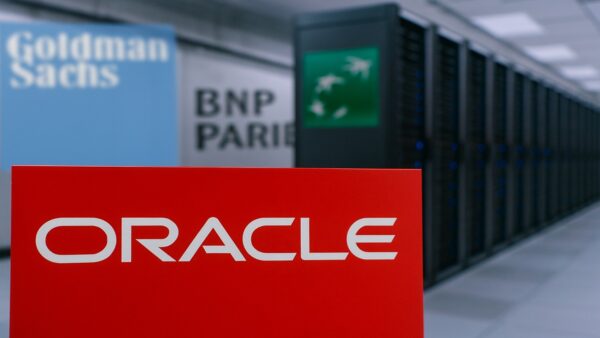 Le logo Oracle devant un data center, illustrant le prêt de 18 milliards $ (nov 2025) pour le projet IA Stargate.