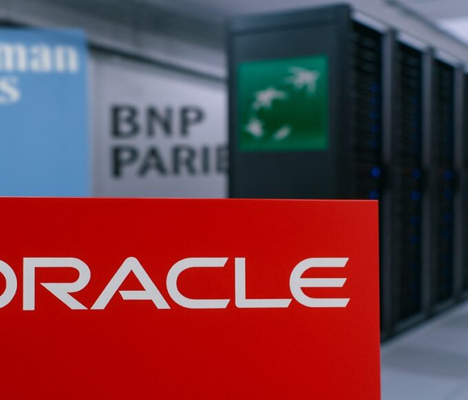 Le logo Oracle devant un data center, illustrant le prêt de 18 milliards $ (nov 2025) pour le projet IA Stargate.