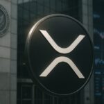 Le logo XRP (novembre 2025) devant des graphiques institutionnels, symbolisant l'impact des décisions ETF sur le prix du Ripple.