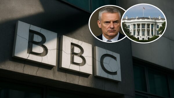 Le logo de la BBC, avec Tim Davie, symbolisant le scandale du documentaire truqué sur Donald Trump (nov 2025) qui a mené à sa démission.