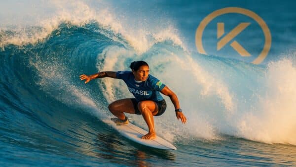 Photo éditoriale montrant Silvana Lima sur une vague avec le logo KoreCoin en arrière-plan.