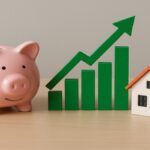 Graphique montrant la hausse des taux d'épargne en novembre 2025 à côté d'une tirelire et d'une maison.