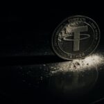 Une photo conceptuelle d'une pièce Tether (USDT) à côté de poudre blanche, symbolisant l'affaire Ryan Wedding et l'accusation de blanchiment de 1 milliard de dollars de profits de la drogue en novembre 2025.