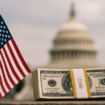 Donald Trump proposant un "dividende tarifaire" de 2000$ (nov 2025), avec le Capitole (Congrès) en arrière-plan.