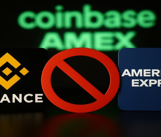 Une photo réaliste (Déc 2025) montrant le logo Binance et le logo American Express (Amex) séparés par un signe "interdit", illustrant l'incompatibilité et le paradoxe du partenariat Amex-Coinbase.