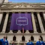La bannière de l'échange crypto Kraken déployée sur la façade de Wall Street pour son introduction en bourse.