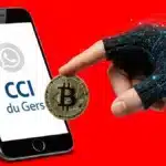 Smartphone avec une fausse conversation WhatsApp au nom de la CCI du Gers.
