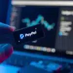 Clé Ledger Nano X affichant l'intégration PayPal, symbolisant l'alliance entre sécurité et paiement facile.