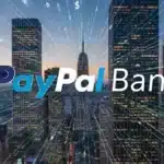 Logo PayPal devant un bâtiment bancaire stylisé, symbolisant l'obtention d'une licence