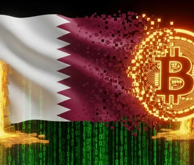 Drapeau du Qatar fusionnant avec le logo Bitcoin, illustrant l'investissement de 50 milliards de dollars du fonds souverain.