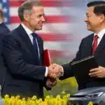 Mark Carney signe un accord commercial avec la Chine, marquant un éloignement diplomatique avec les États-Unis.