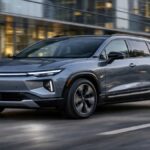 Chevrolet Equinox EV bleu sur route urbaine, illustrant le rappel logiciel lié à l’alerte piétons et au freinage.