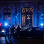 Scène d'intervention de police à Paris suite à une tentative d'enlèvement visant des détenteurs de cryptomonnaie.