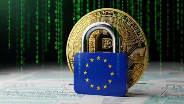 Illustration représentant la directive DAC8 en Europe, avec une carte numérique et un cadenas symbolisant la collecte et l’échange de données fiscales crypto.