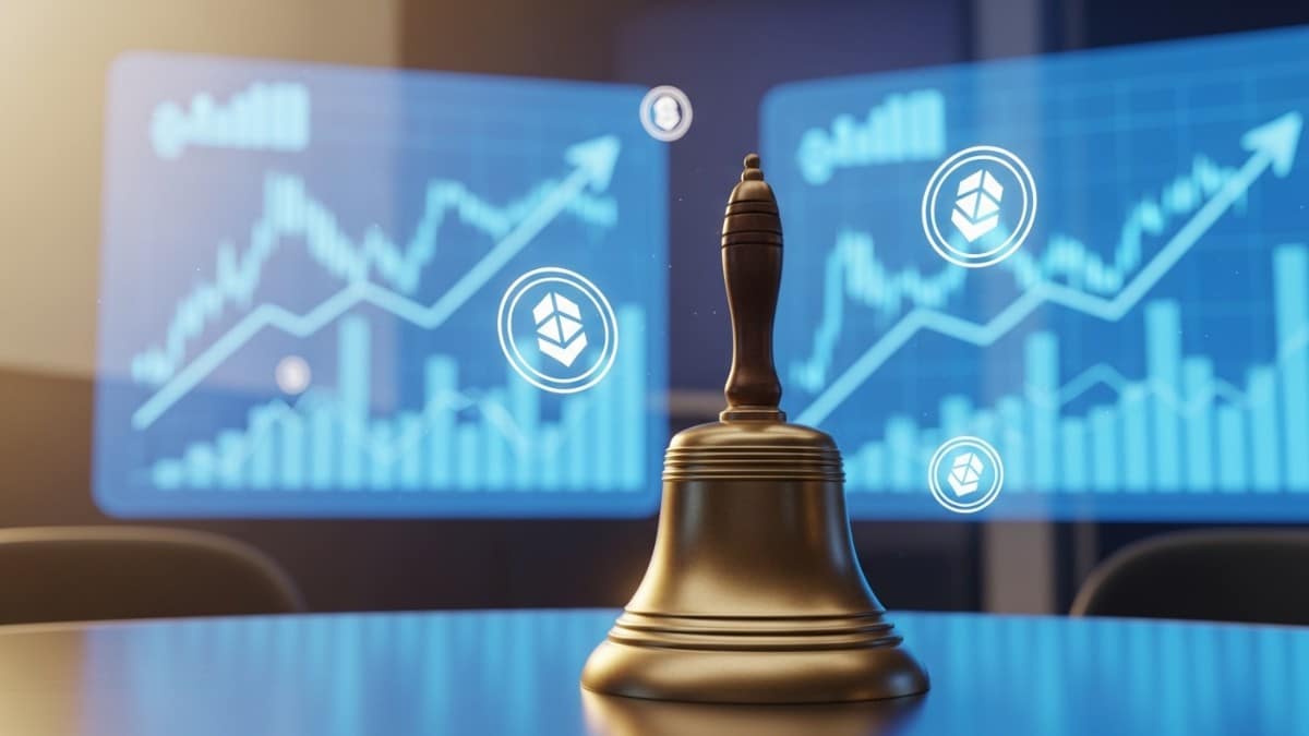 C'est le plus important pour le SEO. Une cloche de bourse traditionnelle devant des graphiques numériques symbolisant une Introduction en Bourse (IPO) moderne.