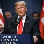 Donald Trump au forum de Davos promettant une loi crypto rapide malgré le conflit bancaire.