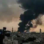 Illustration des lourds panaches de fumée noire au-dessus de Téhéran suite aux frappes israéliennes sur les dépôts pétroliers iraniens.