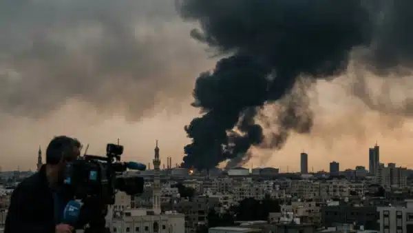 Illustration des lourds panaches de fumée noire au-dessus de Téhéran suite aux frappes israéliennes sur les dépôts pétroliers iraniens.