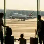 Un avion de ligne décollant d'un aéroport au Moyen-Orient, illustrant les vols de rapatriement des Français.