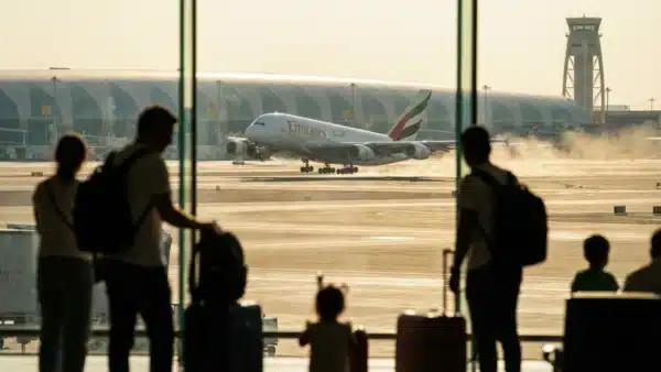 Un avion de ligne décollant d'un aéroport au Moyen-Orient, illustrant les vols de rapatriement des Français.