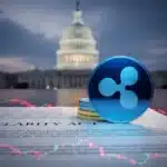 Une pièce XRP posée sur le document juridique du CLARITY Act avec le dôme du Capitole américain en arrière-plan, symbolisant l'enjeu réglementaire.