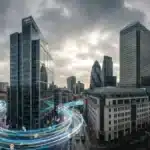 Gratte-ciels de Londres avec flux de données numériques illustrant le cours Bitcoin JPMorgan