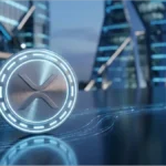 Pièce physique XRP argentée sur un socle réfléchissant devant un paysage urbain futuriste