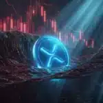 Photographie cinématique d'une pièce XRP coulant sous l'eau, symbolisant la pression vendeuse et la baisse du cours de la crypto.