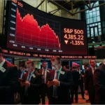 Graphique boursier affichant la baisse du S&P 500 sur des écrans de trading