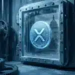 Pièce numérique XRP scellée dans un coffre-fort de la Réserve Fédérale avec le Capitole américain en fond