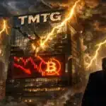 Photographie cinématique d'un gratte-ciel Trump Media brisé par des éclairs de Bitcoin, symbolisant la perte latente d'un milliard de dollars sur la crypto.